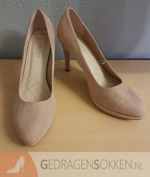 Gedragen bruine pumps