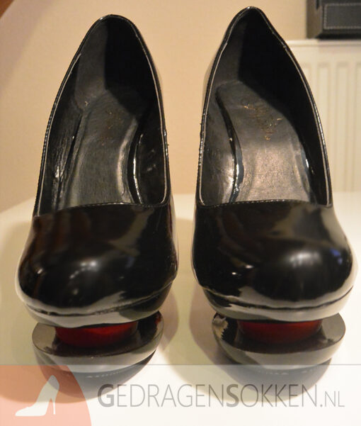 Te kleine lak pumps - Afbeelding 4