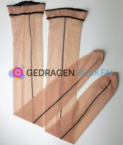 Gedragen jarretelkousen in retro stijl
