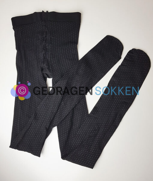 Gedragen panty met witte elegante stippen