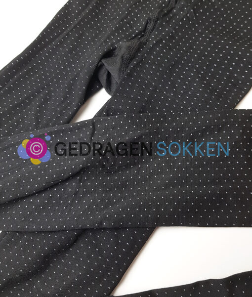Gedragen panty met witte elegante stippen - Afbeelding 2