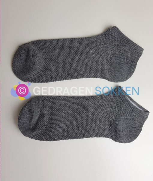 Gedragen sneakersokjes donkergrijs