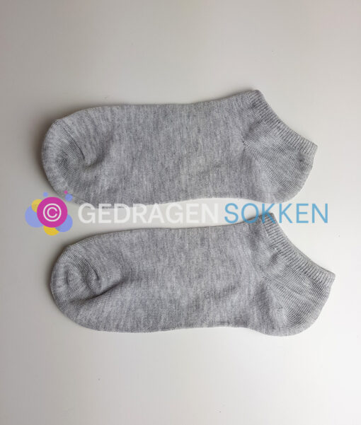 Gedragen sneakersokjes grijs