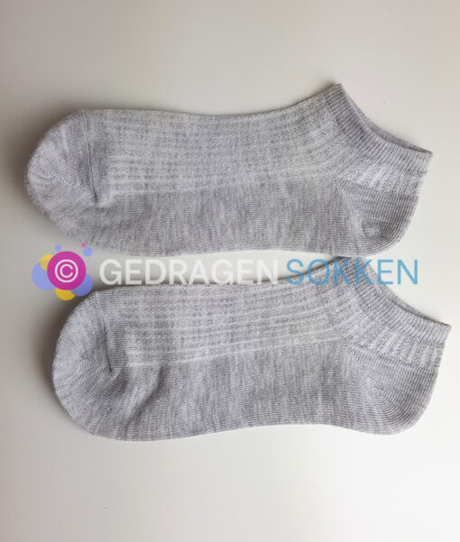Gedragen sneakersokjes lichtgrijs